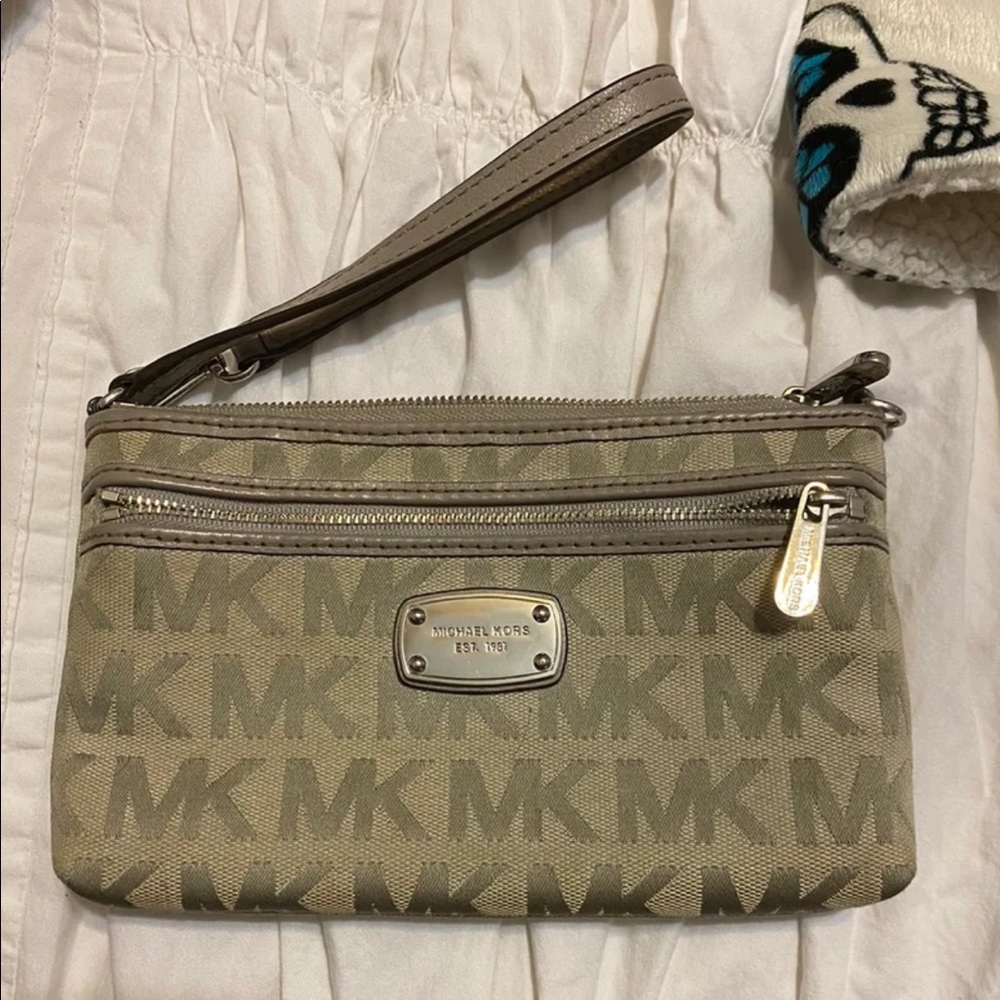 Michael kors wristlet